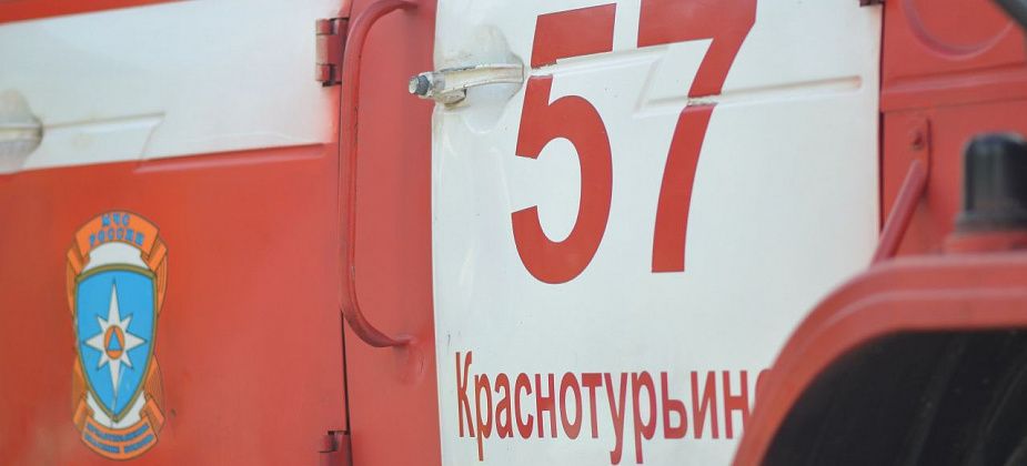 В Краснотурьинске горел мусор в заброшенном доме  