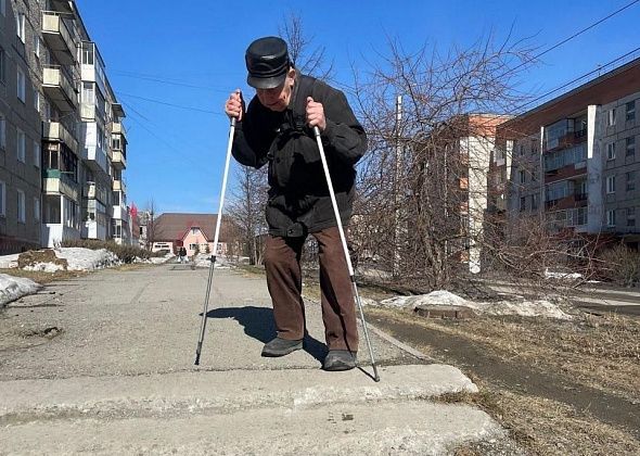 «Ступени слишком сильно наклонены». Читательница просит отремонтировать лестницу на Клубной