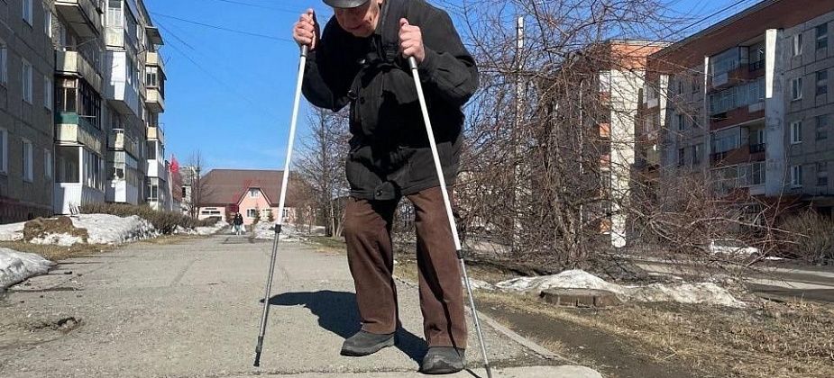 «Ступени слишком сильно наклонены». Читательница просит отремонтировать лестницу на Клубной