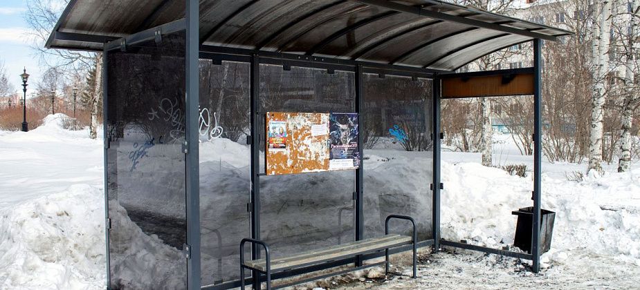 На остановке в центре Краснотурьинска разбили стекло