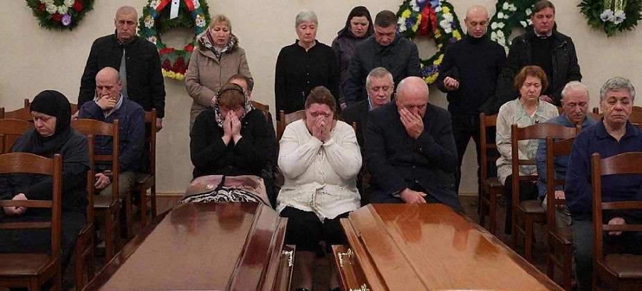 “Гробы опускаем синхронно”. “Обряд” – об организации групповых погребений