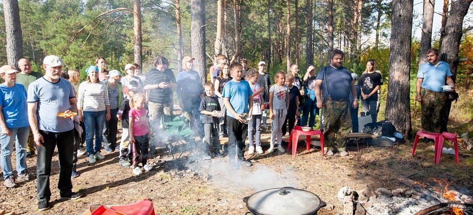  Православные горожане сходили в лес: жарили сосиски, ели пельмени и зефир
