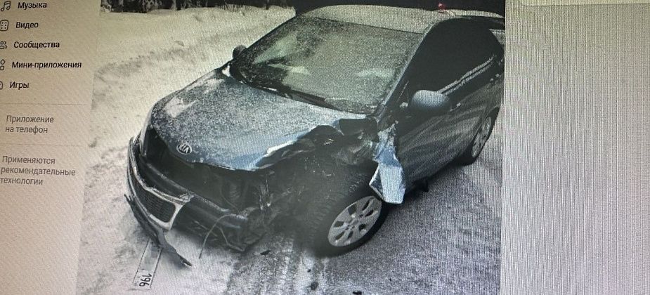 На трассе Карпинск - Краснотурьинск колесо, отлетевшее от автобуса, повредило автомобиль карпинца