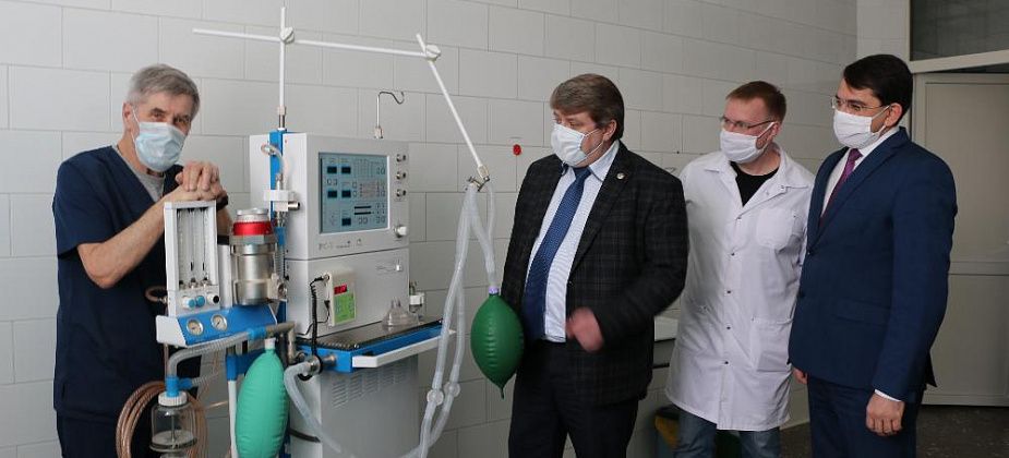 РУСАЛ подарил краснотурьинской больнице аппарат ИВЛ