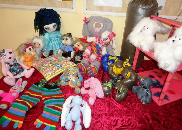 Осужденные женщины сшили детям из детдома игрушки и одежду для кукол