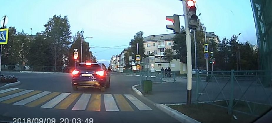 Полиция Краснотурьинска: «Водитель на иномарке, проехавший на красный и не пропустивший пешехода, не работает в полиции»