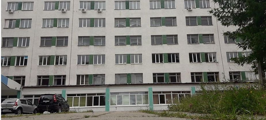 Горожан зовут помочь подмести аллею до детской больницы