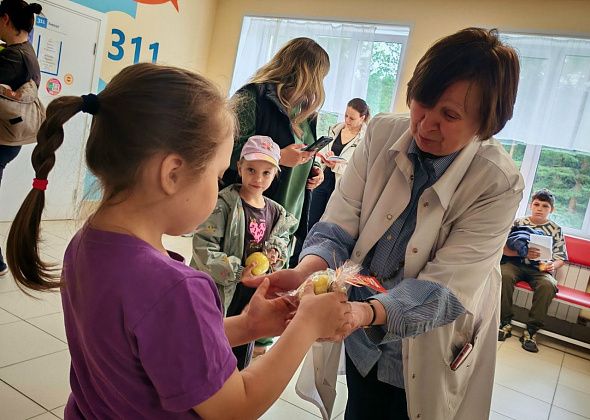 Триста яблок вручили юным пациентам детской поликлиники Краснотурьинска