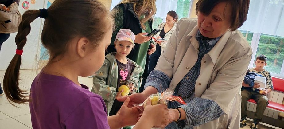 Триста яблок вручили юным пациентам детской поликлиники Краснотурьинска