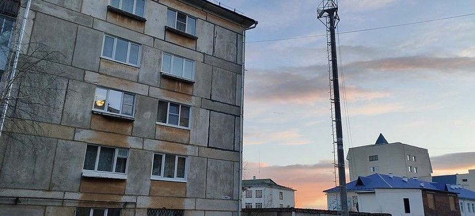 Возле жилого дома в Краснотурьинске установили вышку сотовой связи