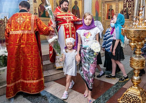 Православным прихожанкам подарили 200 букетов хризантем