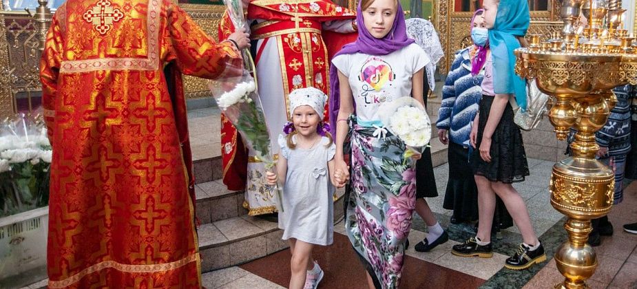 Православным прихожанкам подарили 200 букетов хризантем