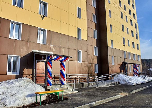 В Краснотурьинске детям-сиротам вручили ключи от новых квартир