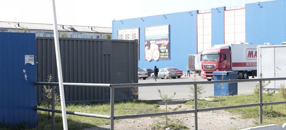 Ограждение у ТЦ "Столичный" должно сохранить благоустройство 