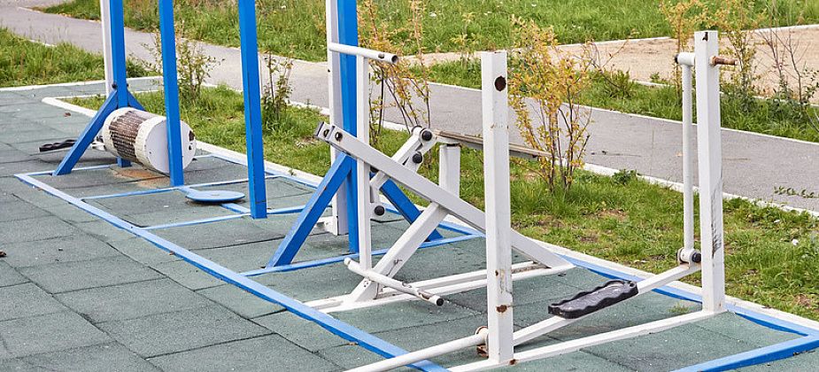 Увидели, что ломают детскую площадку? Звоните в полицию