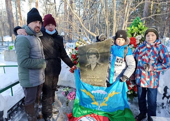 Молодежь Краснотурьинска очистила от снега могилы солдат-героев