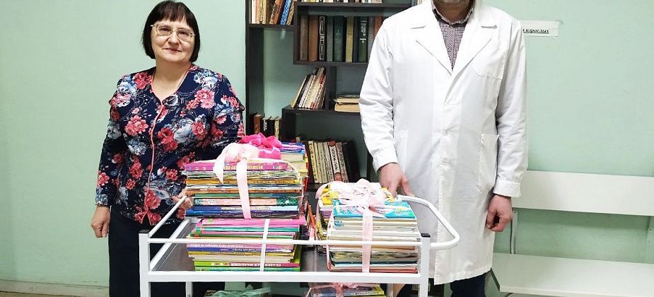 В День книгодарения пациентам детского стационара подарили более 150 книг
