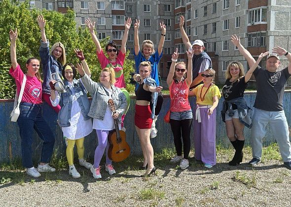 Родители краснотурьинских выпускников сняли зажигательное поздравление в стиле 90-х