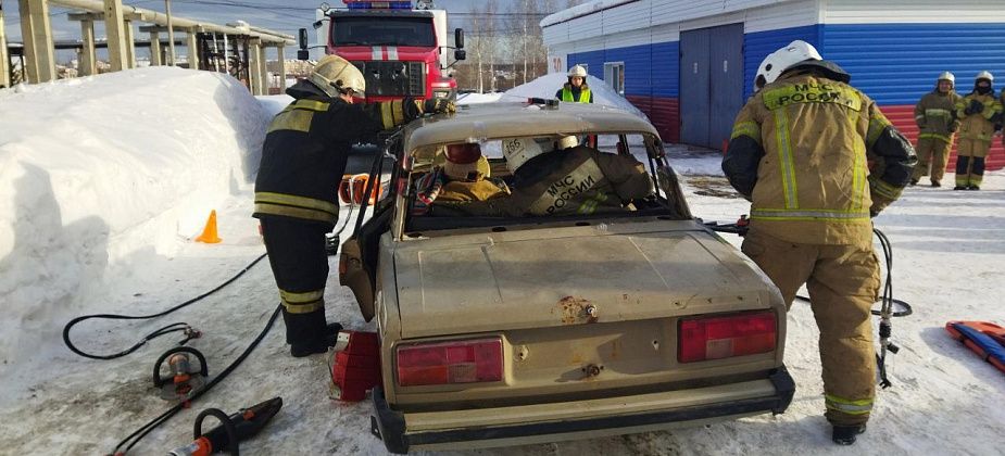 Пожарные соревновались в извлечении пострадавших из автомобиля