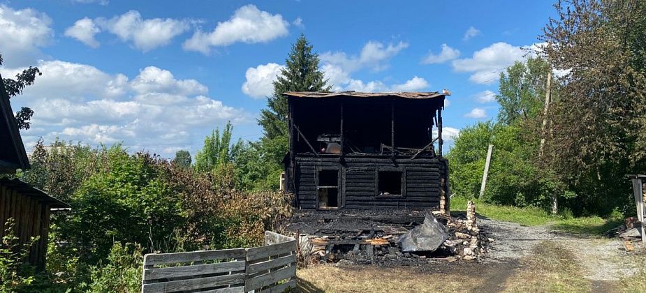 В садах на Медной Шахте горели две постройки