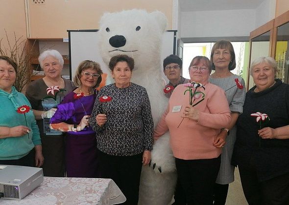 К 8 Марта жительницы Рудничного создали герберы из синельной проволоки