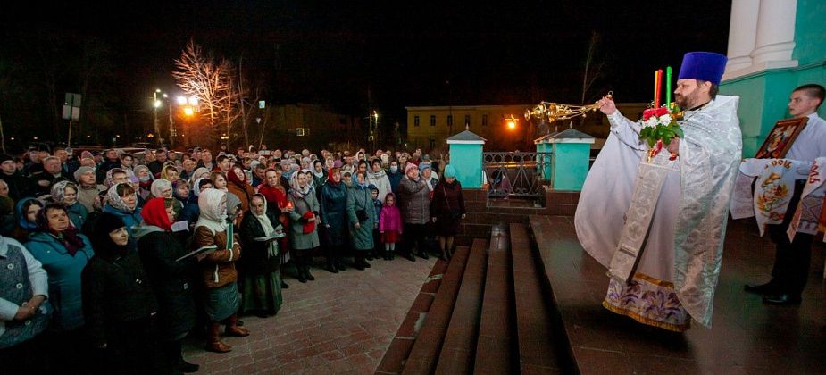 Около 400 человек встретили пасхальную ночь в соборе 
