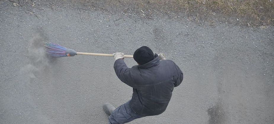 Мэрия ищет подрядчика для подметания тротуаров 