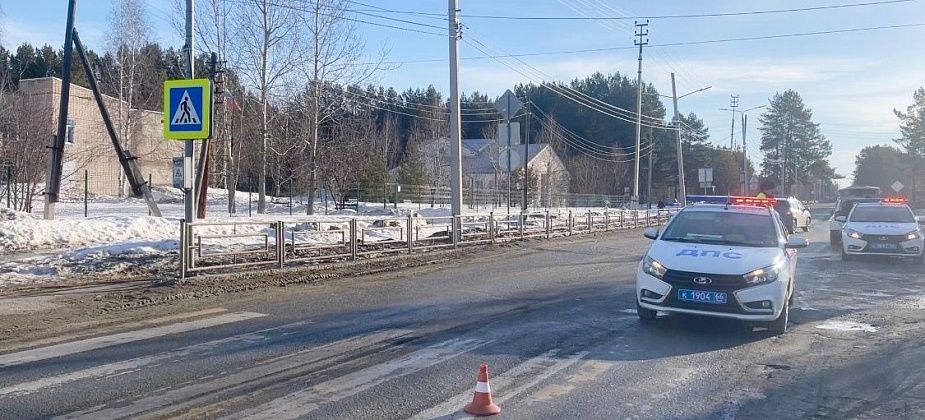 Утром под колеса автомобиля попал школьник