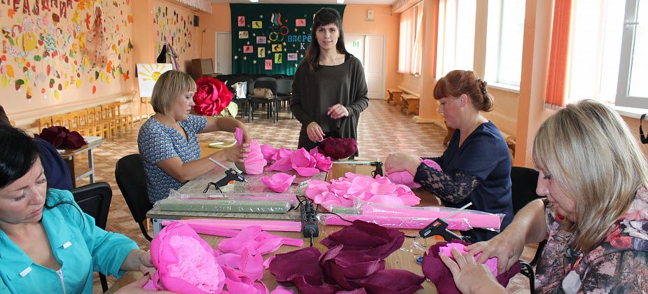 Мамы детей-инвалидов сделали ростовые цветы