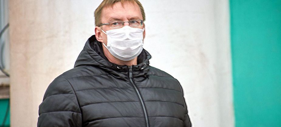 "Его либо собираются увольнять, либо сам уходит". В больнице собирают подписи в поддержку главврача?