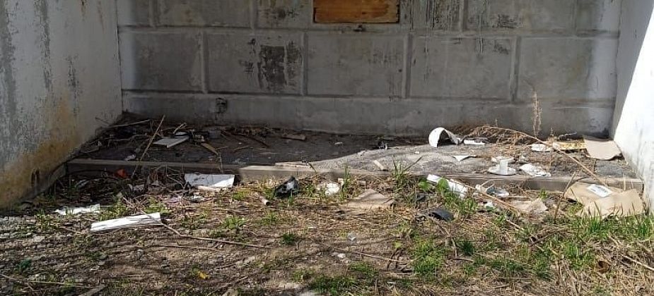 «Дворников что ли нет? Все забито»: под окнами многоквартирного дома устроили свалку