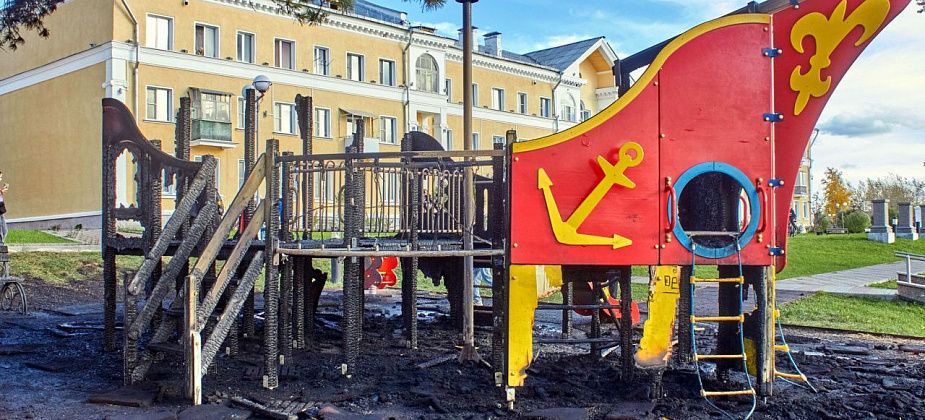 Хотели сделать печку: площадку на набережной сожгли третьеклассники