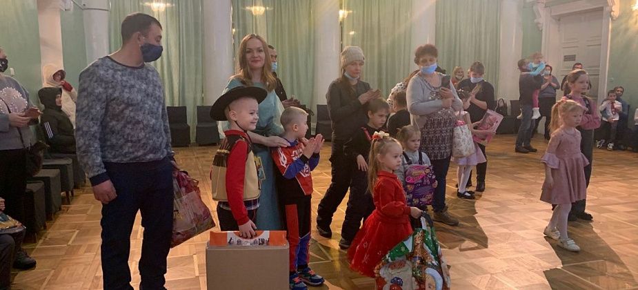 63 детям подарили новогодние подарки в ДК БАЗа