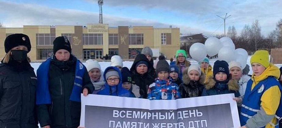 ГИБДД и юные инспекторы Краснотурьинска посвятили день памяти ДТП