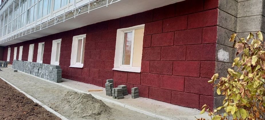 Граффити на стене Выставочного зала закрасили во время ремонта
