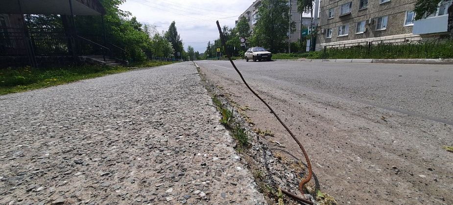 Опасные торчащие арматуры из асфальта – еще одна из проблем города