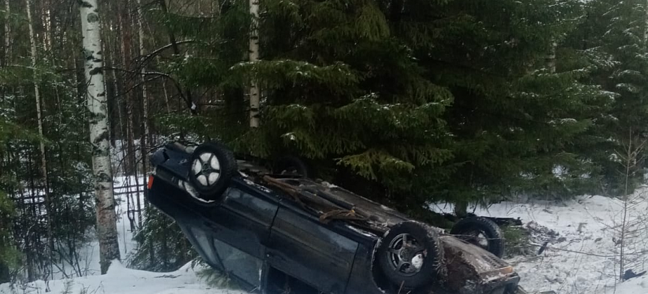 ВАЗ перевернулся на трассе в районе шахты "Северопесчанская"