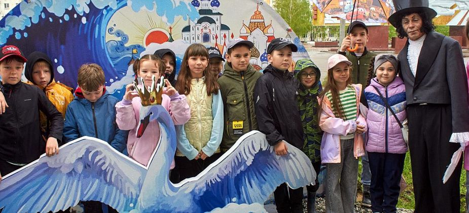 На Книжном бульваре в Краснотурьинске открылась детская фотозона “Пушкинская”