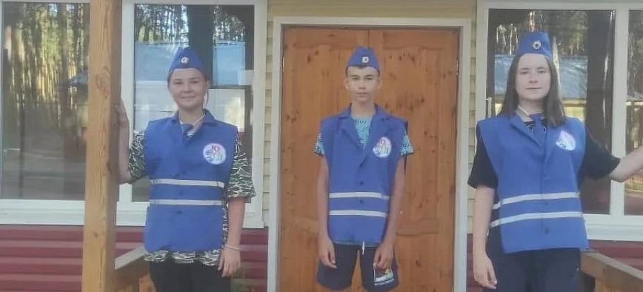 Трое юных школьников съездили в школу инспекторов. Ребята получили в подарок форму