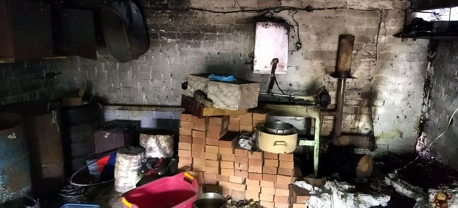 В поселке Прибрежный пенсионер спас свою машину от огня