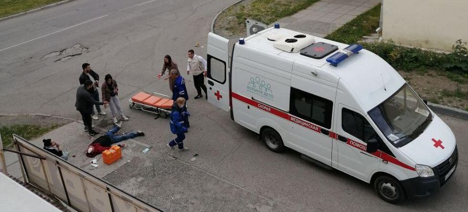 "Либо кафе закрывать, либо будку милицейскую ставить". Жители жалуются на бар и его клиентов