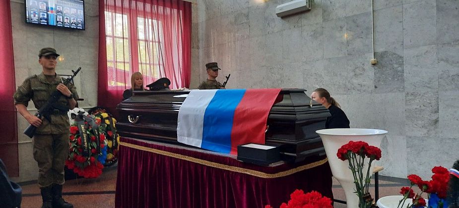 «Я скоро приеду». Похоронили погибшего на СВО Дмитрия Стеценко