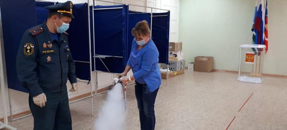 Сотрудники МЧС осматривают избирательные участки. В воскресенье выборы