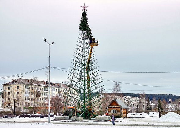 В Краснотурьинске приступили к возведению главной городской елки