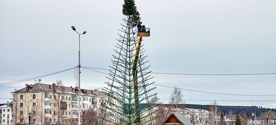 В Краснотурьинске приступили к возведению главной городской елки