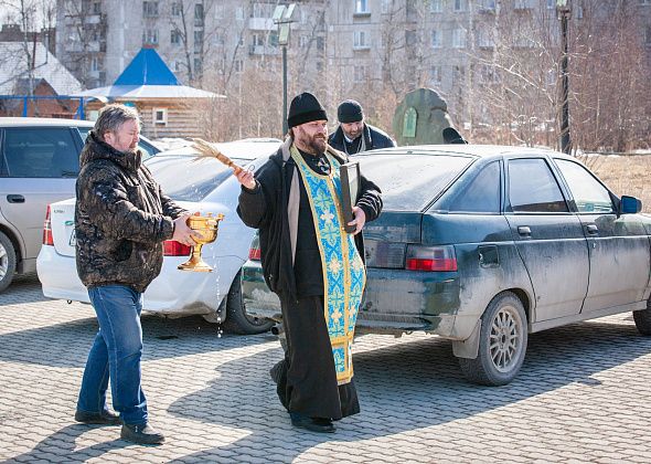 В Краснотурьинске православные защитили город от коронавируса крестным ходом на авто