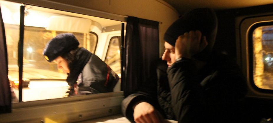 Мужчина возмущен действиями полицейских, забравших его сына в отдел