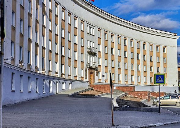 Почти все чиновники Краснотурьинска вакцинировались от ковида. С понедельника доступ в мэрию ограничат