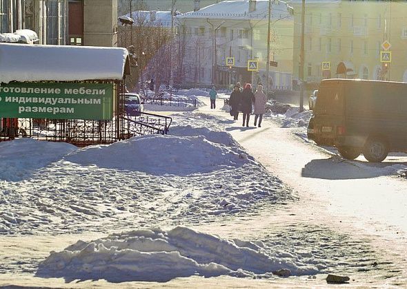 Тротуары не подсыпают... из-за холодов