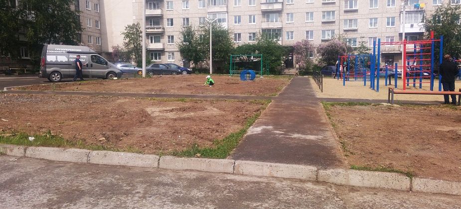 Жители благоустроенного двора считают его недоделанным